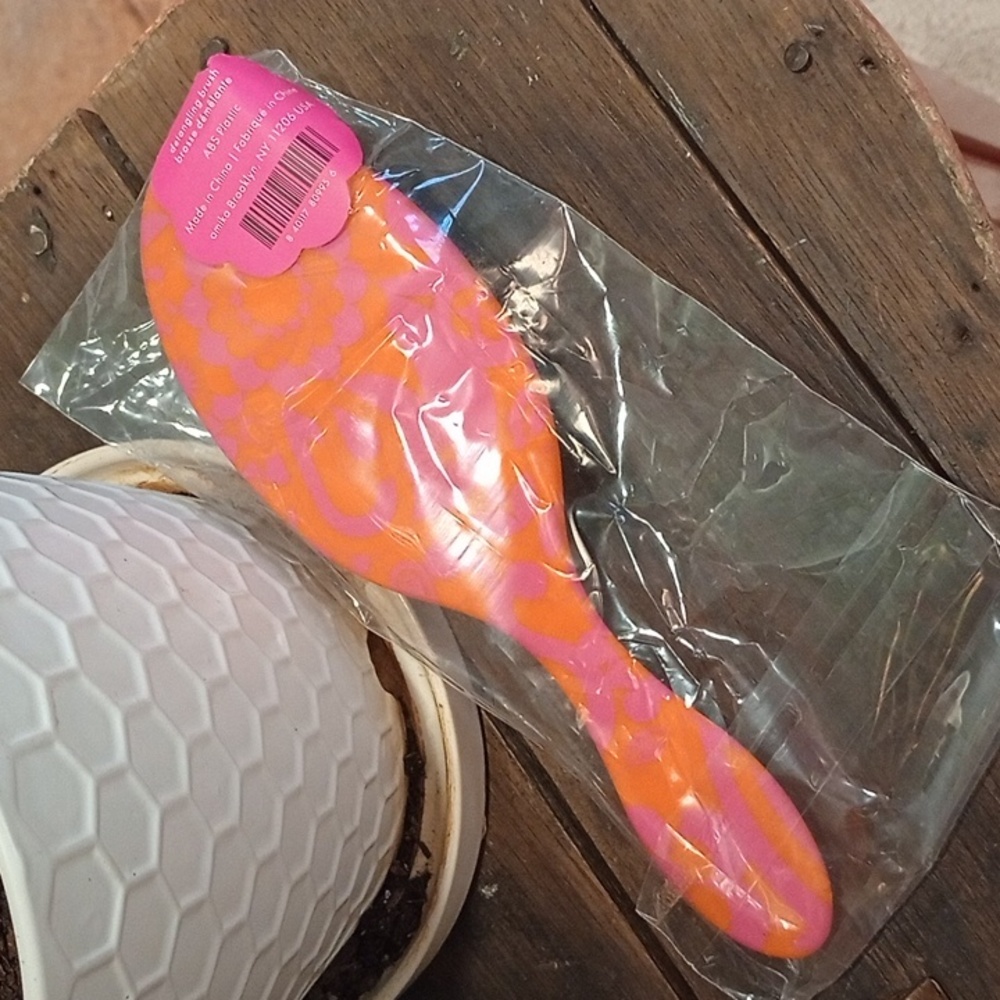 Free!!! Amika Orange Pink Detangling Hairbrush